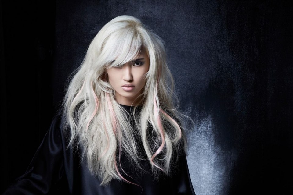 Длинные белые волосы с челкой