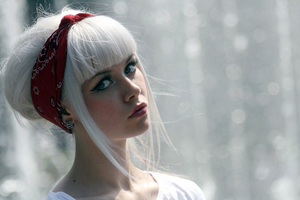 Девушка с белыми волосами