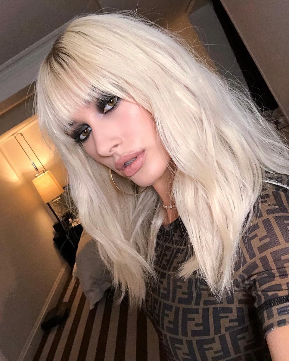 Парик блондинки с челкой