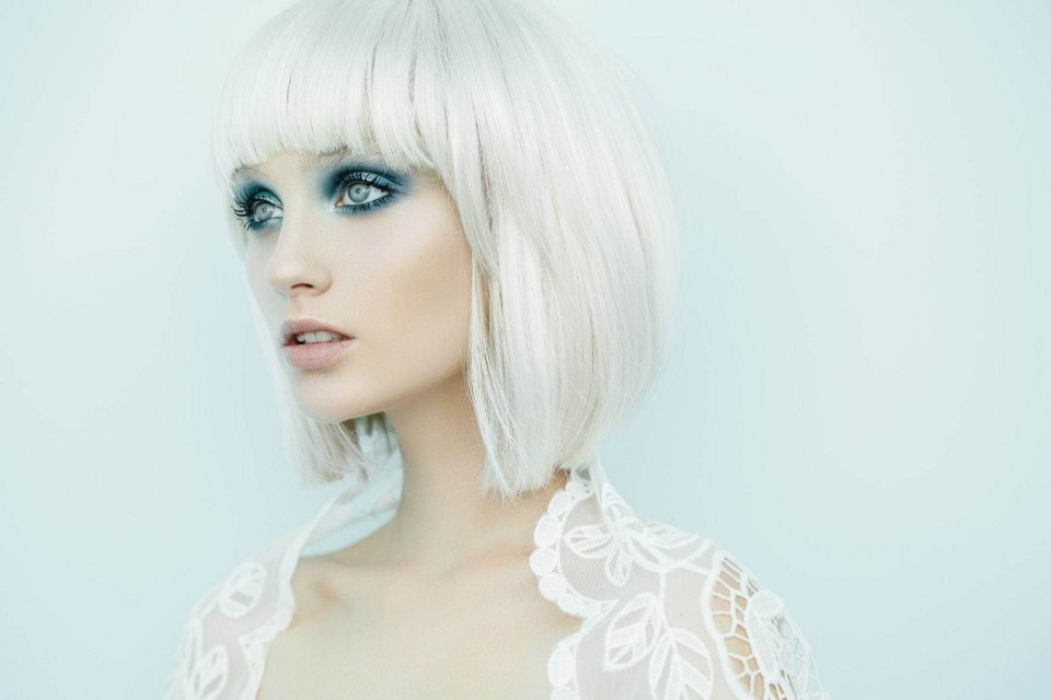 Короткая челка с длинными волосами блонд