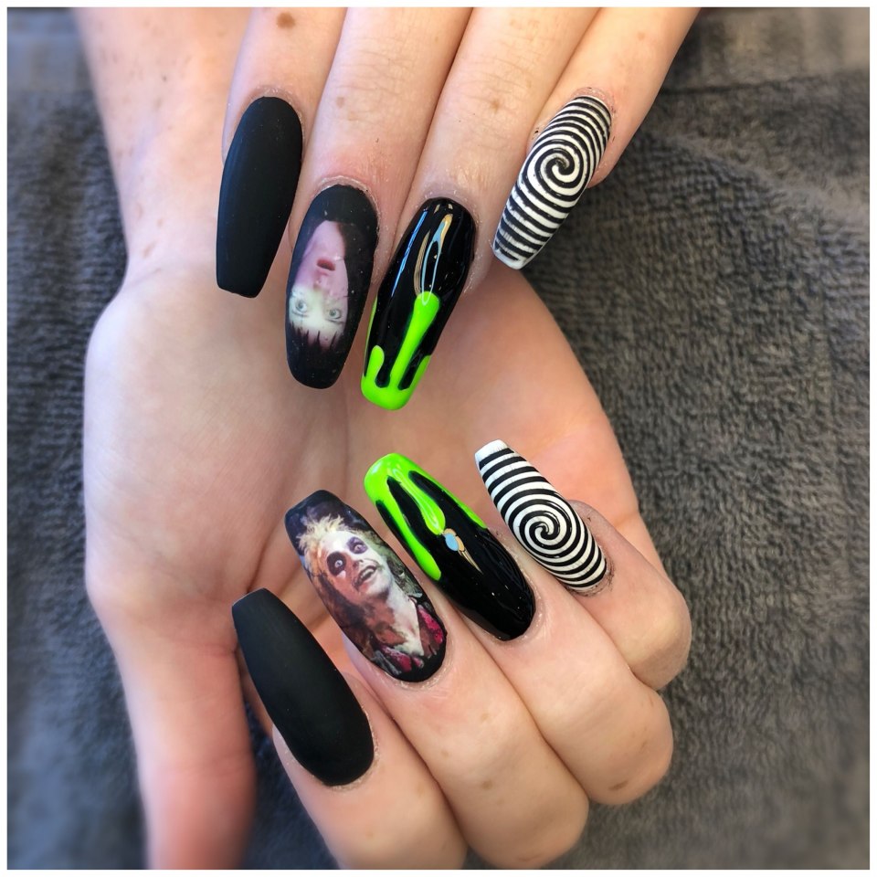 Маникюр в стиле Битлджус