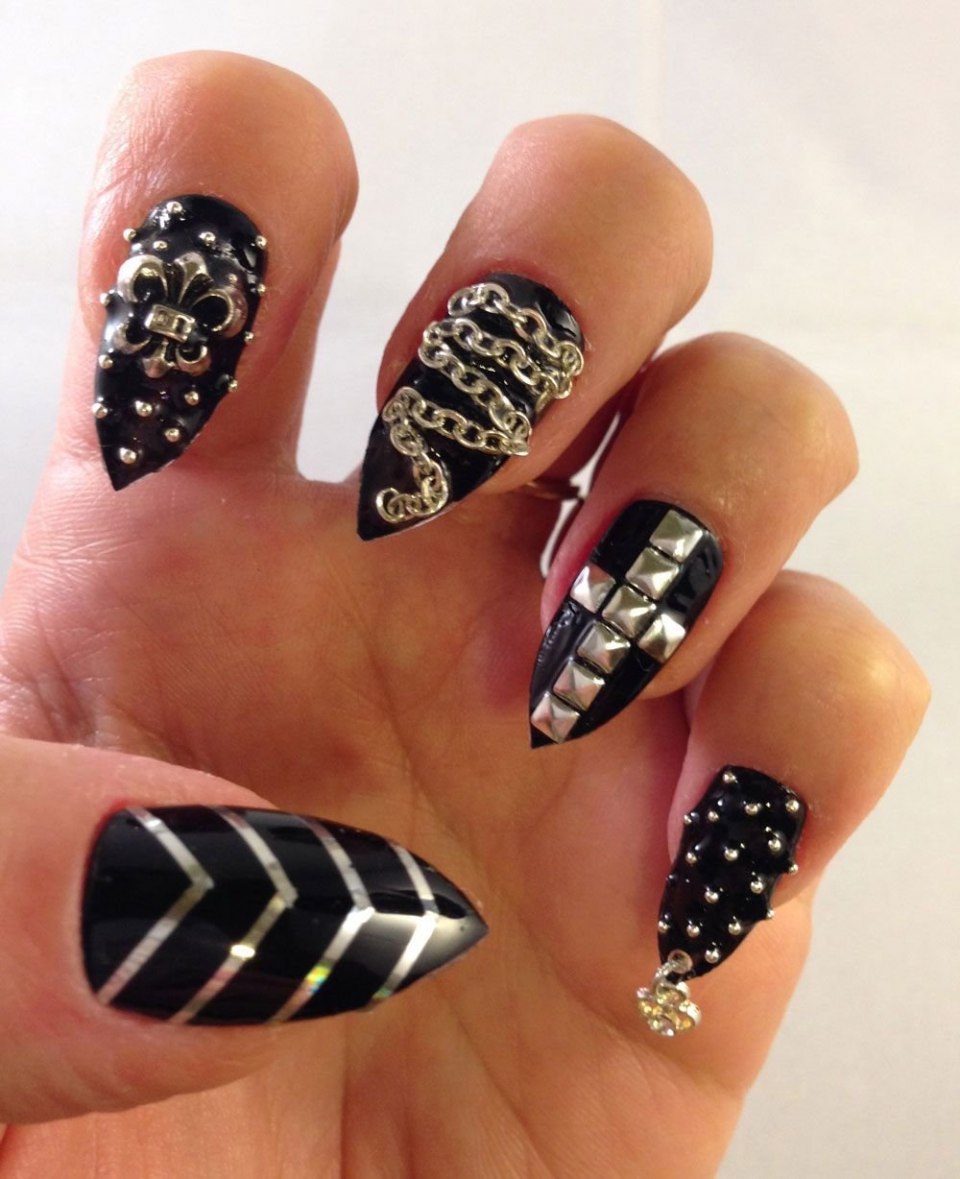 Маникюр в рокерском стиле