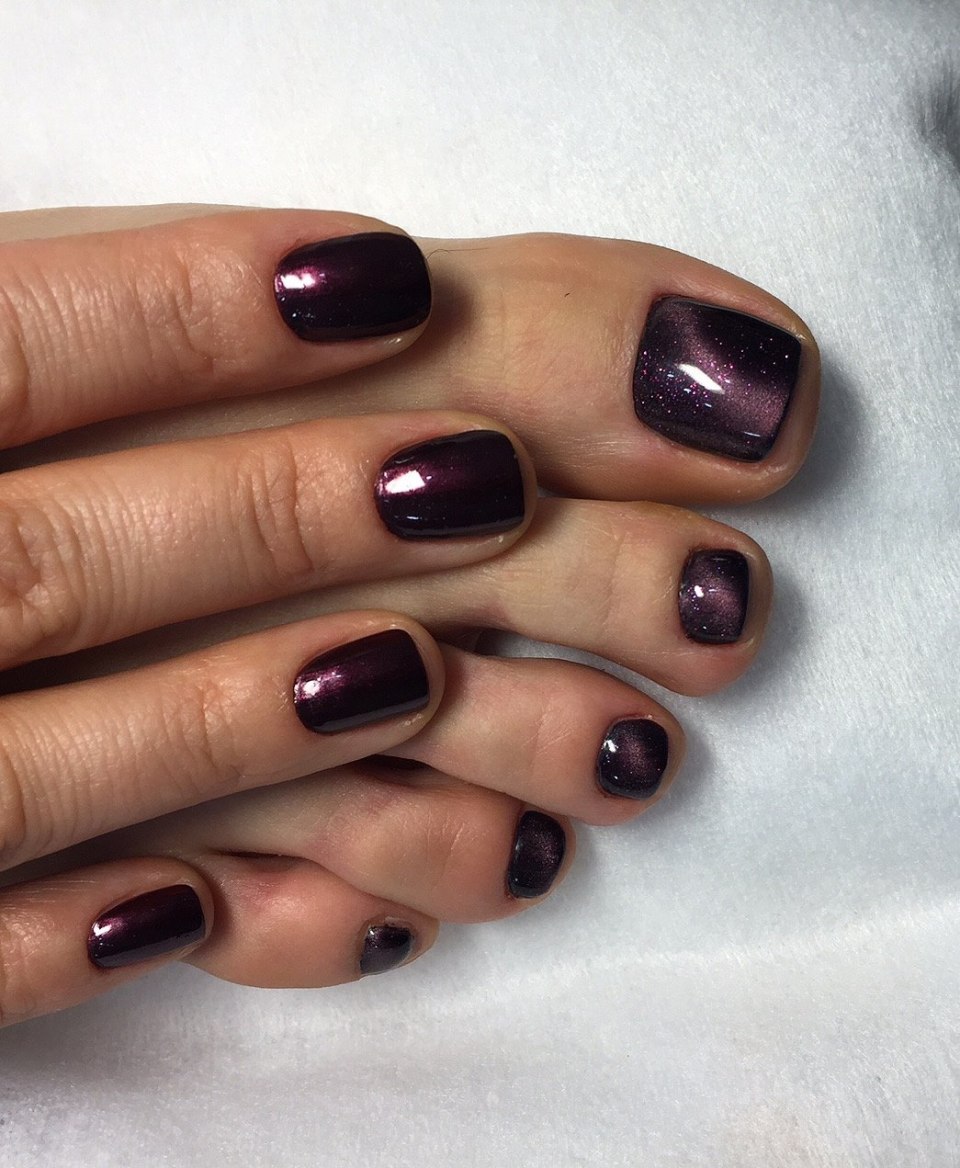 Педикюр с темным лаком