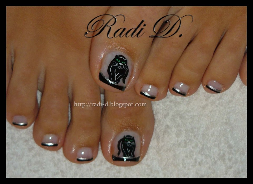 Кошачьи лапки с педикюром