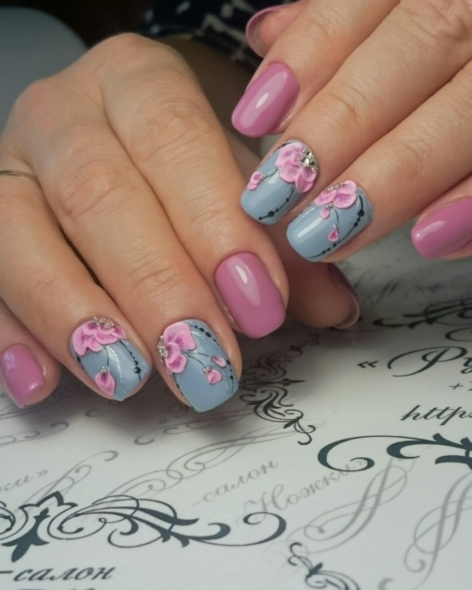 Розовый маникюр с цветочным рисунком