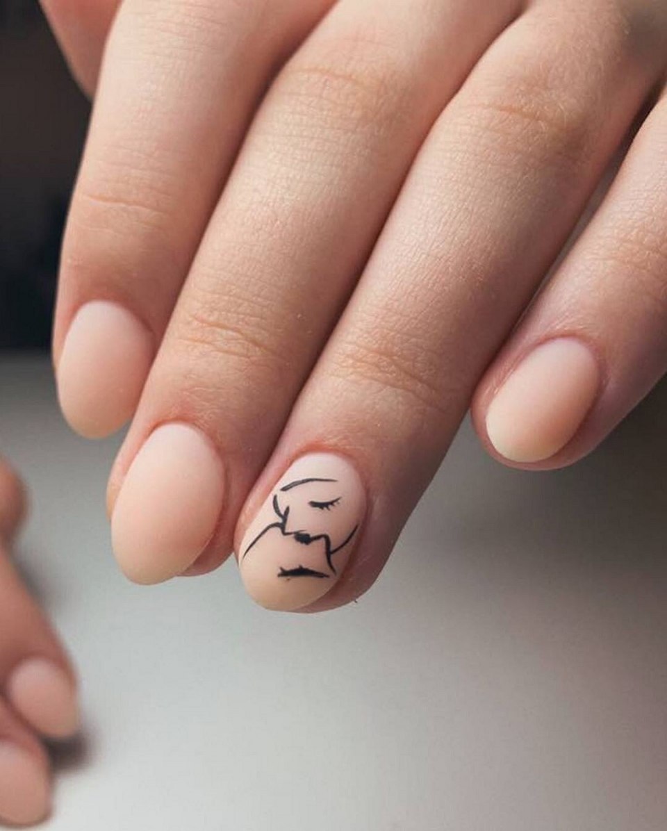 Маникюр нюд с черным на короткие ногти