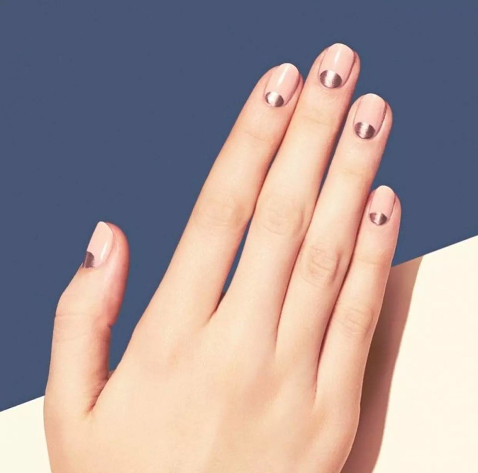 Минималистический маникюр на короткие ногти