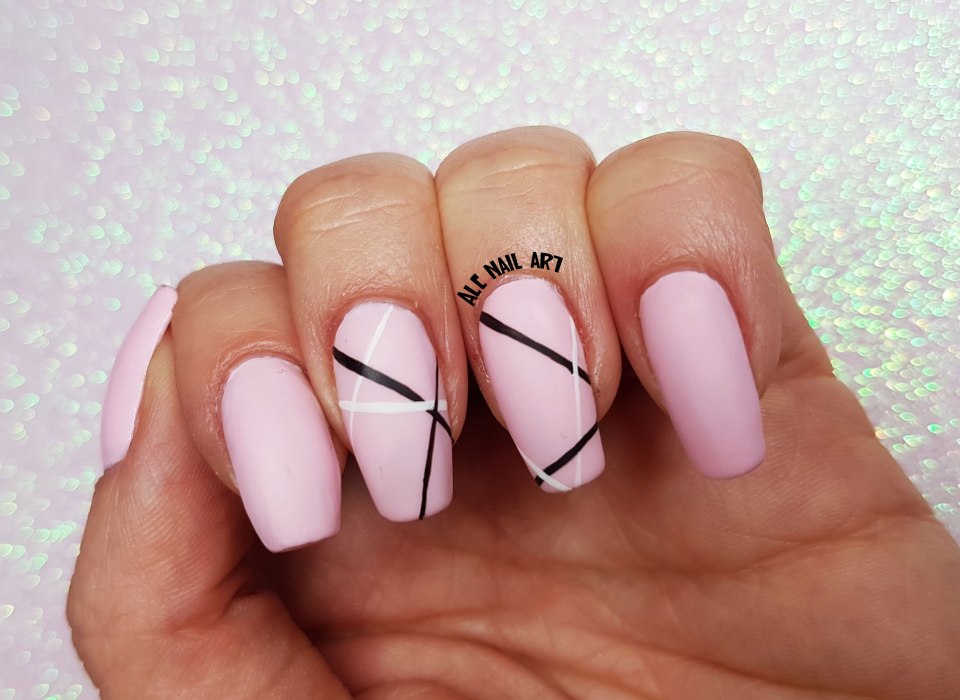Геометрия на розовых ногтях