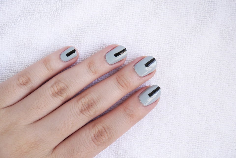 Маникюр с полоской посередине