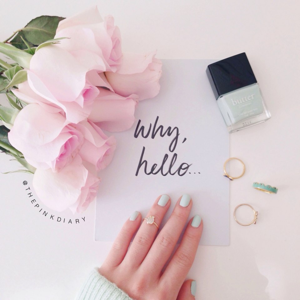 Эстетичный маникюр на фоне цветов