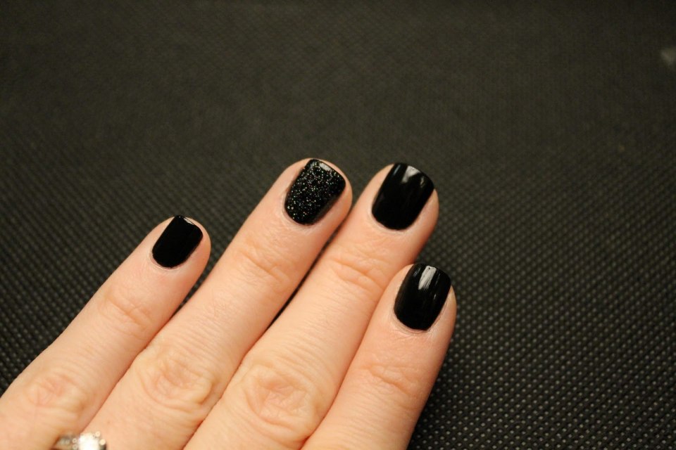 Чёрный маникюр на короткие ногти
