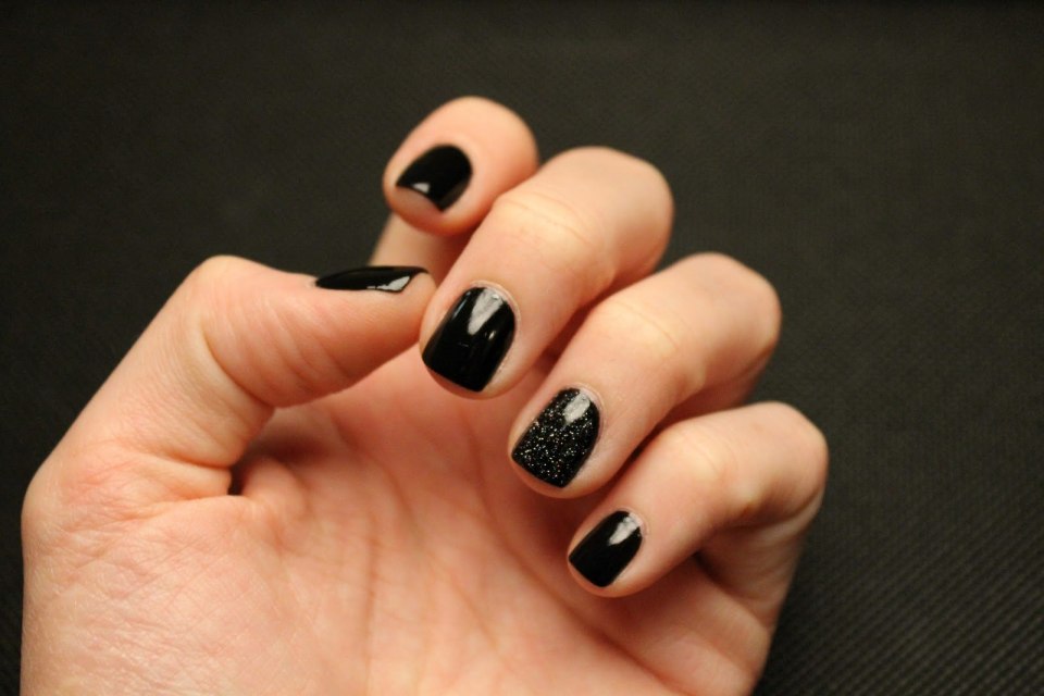 Темный маникюр на очень короткие ногти
