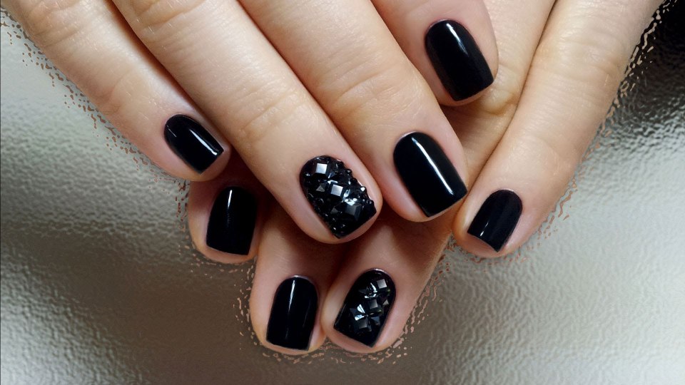 Шеллак на короткие ногти черный