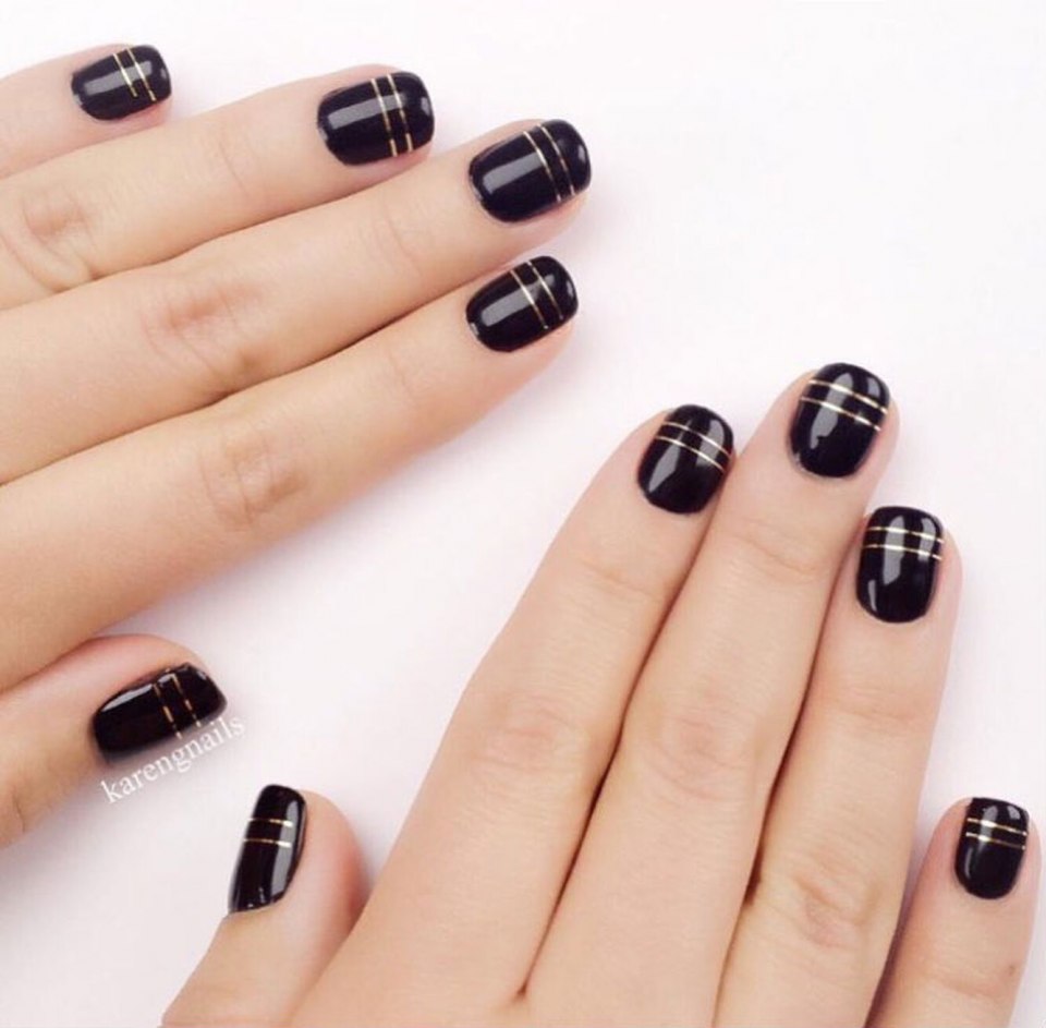 Черный маникюр с серебряной полоской