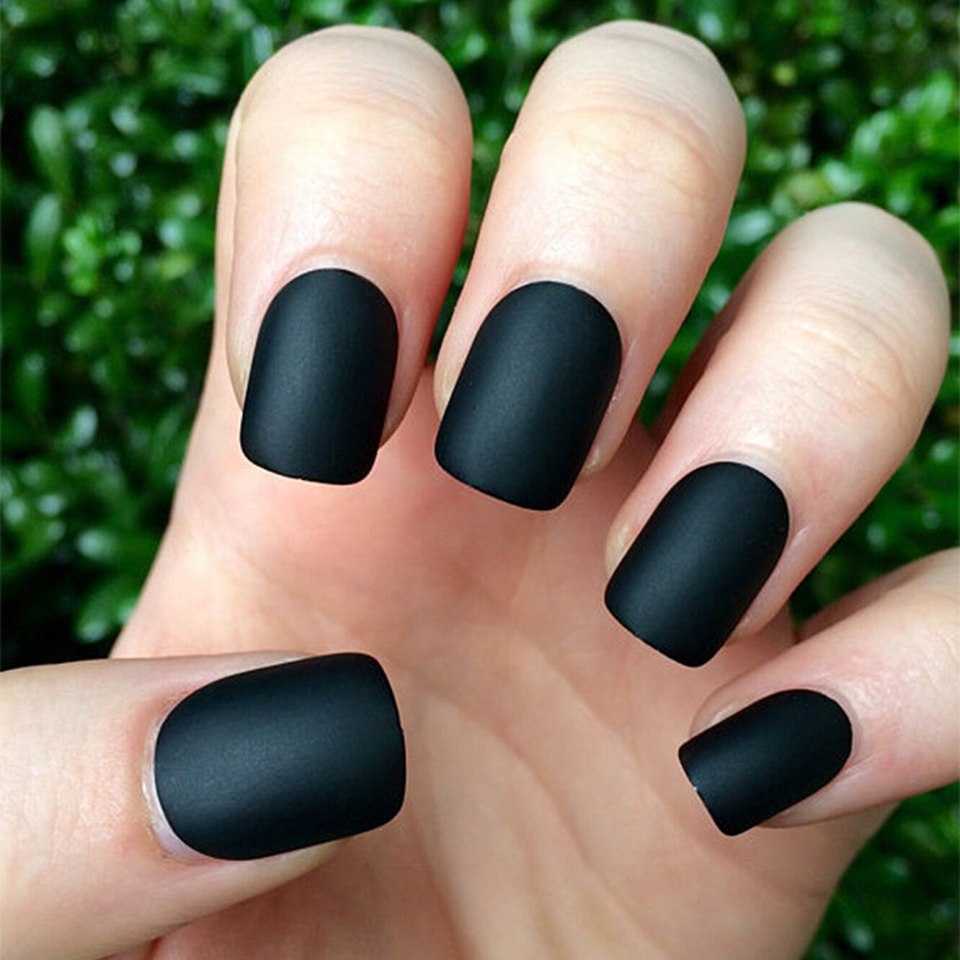 Черные матовые ногти