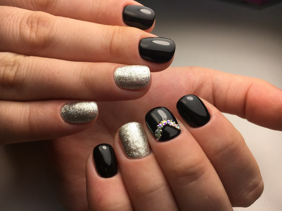 Маникюр чёрный с серебром