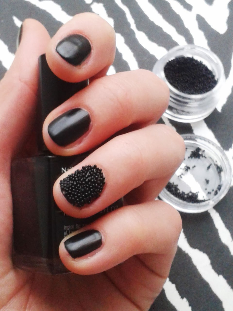 Черный лак на коротких ногтях