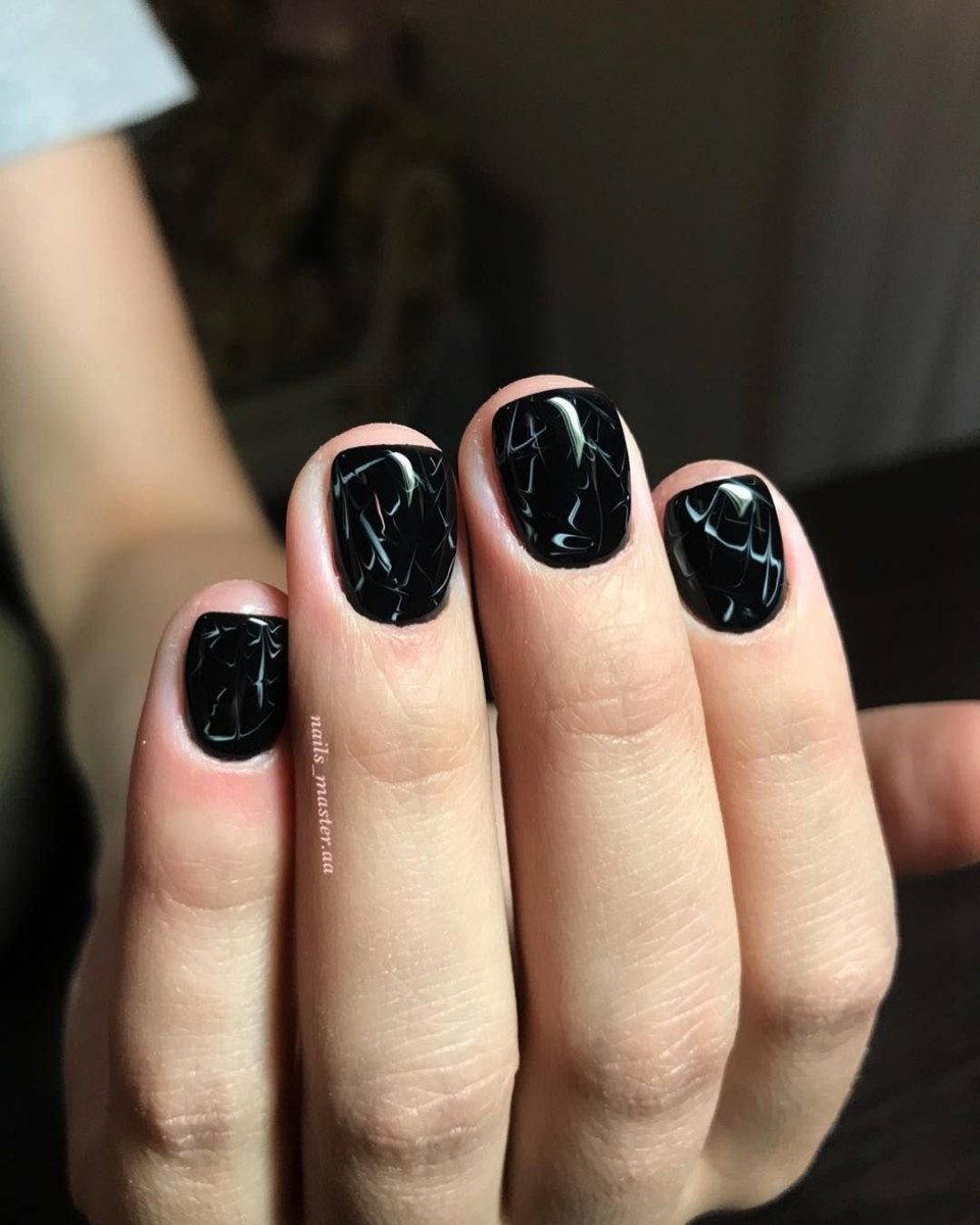 Чёрный маникюр на короткие ногти