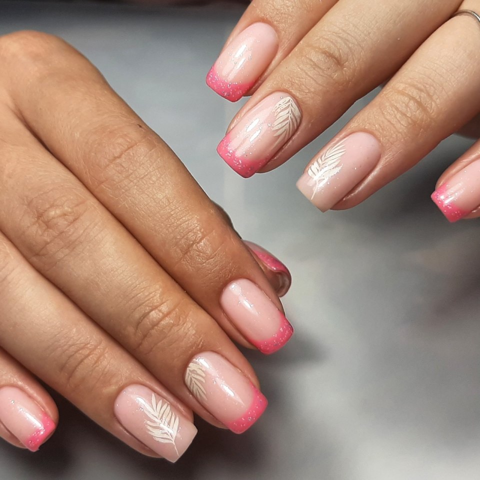 Яркий маникюр на квадратные ногти средней длины