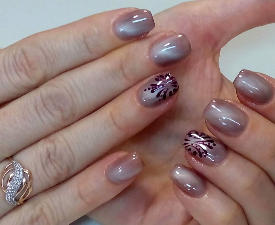 Праздничный маникюр на короткие ногти