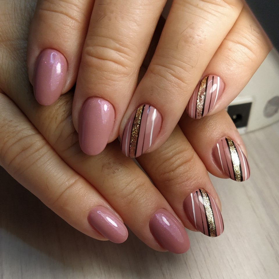 Маникюр в пастельных тонах с полосками