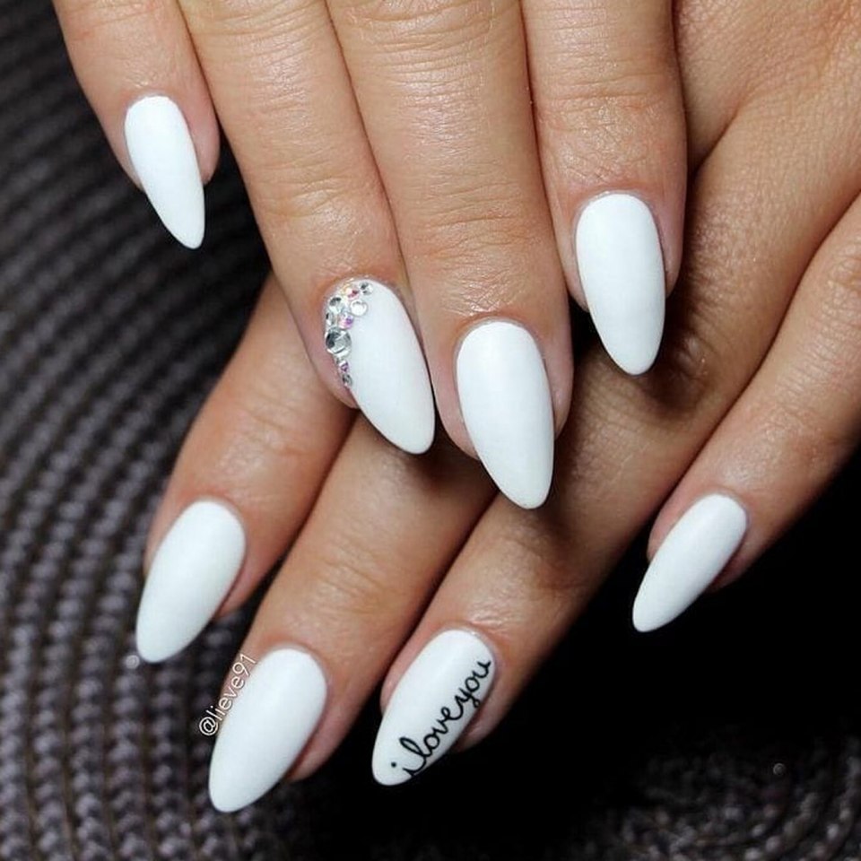 Маникюр на миндальные ногти