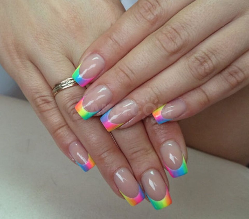 Маникюр разноцветный в пастельных тонах