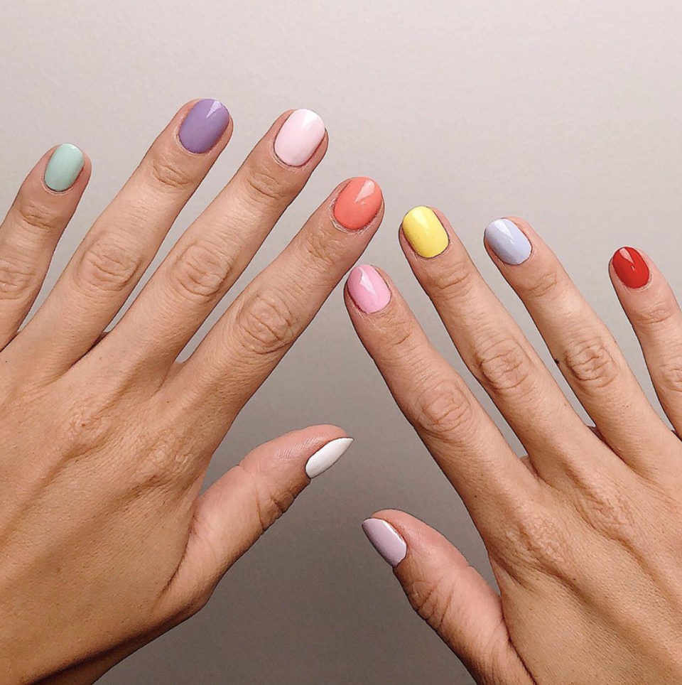 Маникюр на короткие ногти разноцветный пастельный