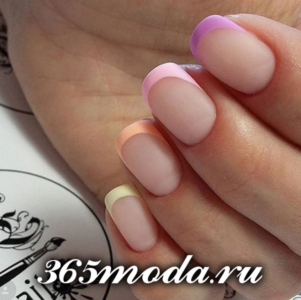 Разноцветные ногти в пастельных тонах