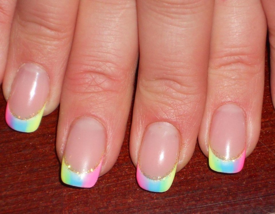 Разноцветный френч на овальных ногтях
