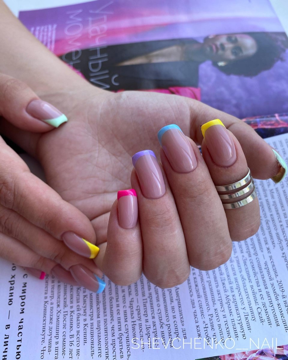 Френч на миндальные ногти Радужный
