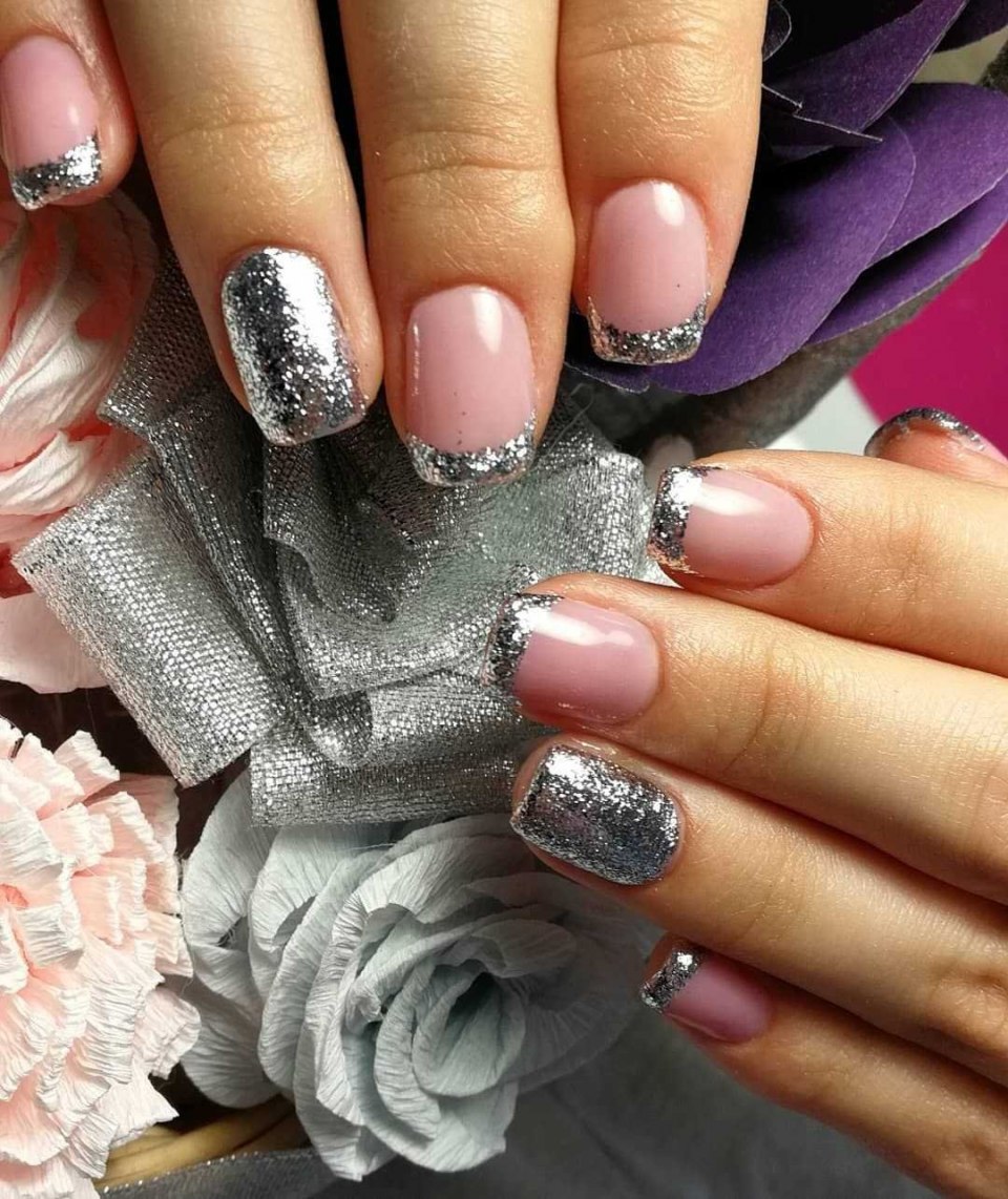 Серебристый маникюр