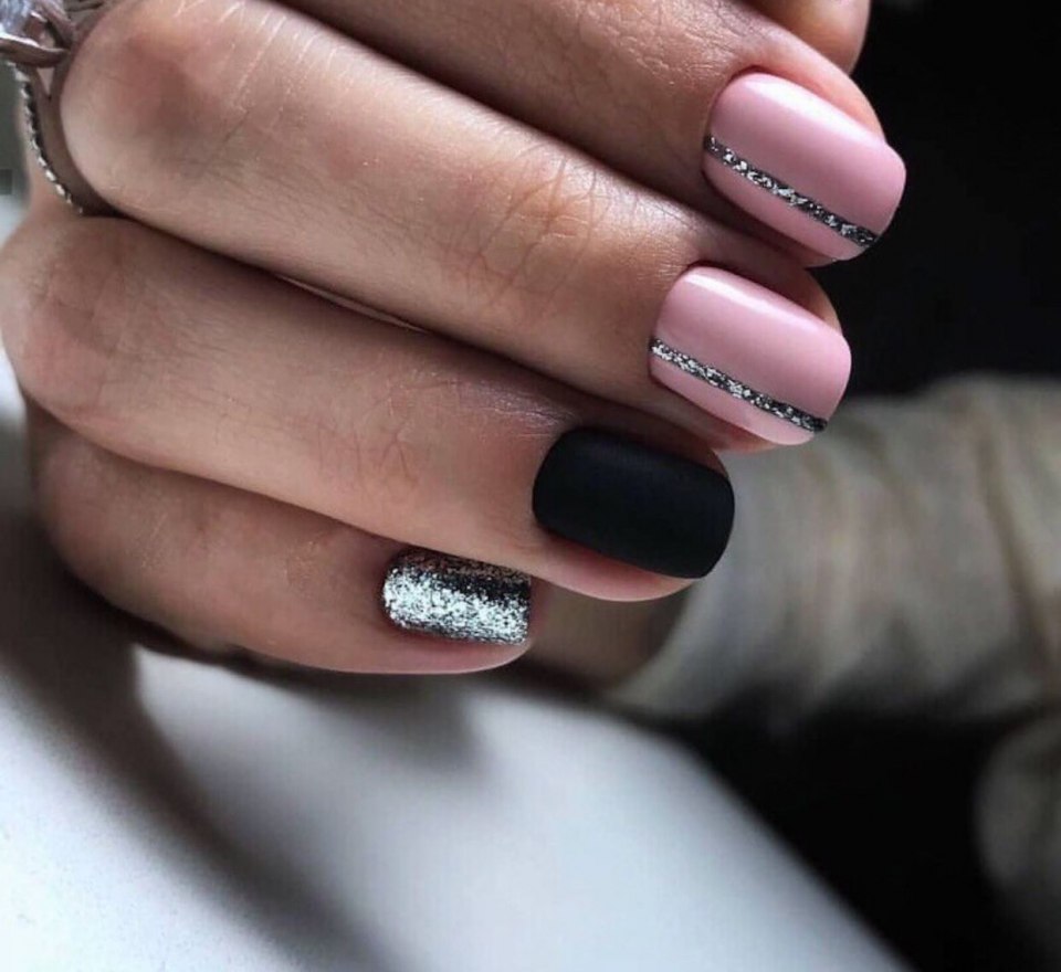 Маникюр светло розовый с черным