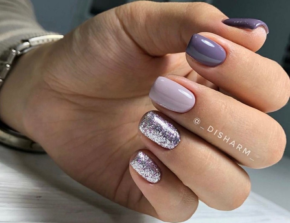 Маникюр серый с розовым