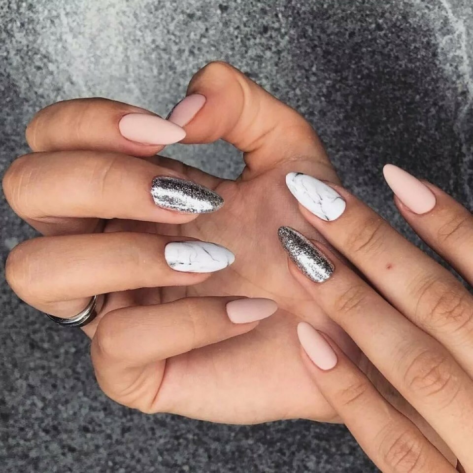 Серо-розовый маникюр