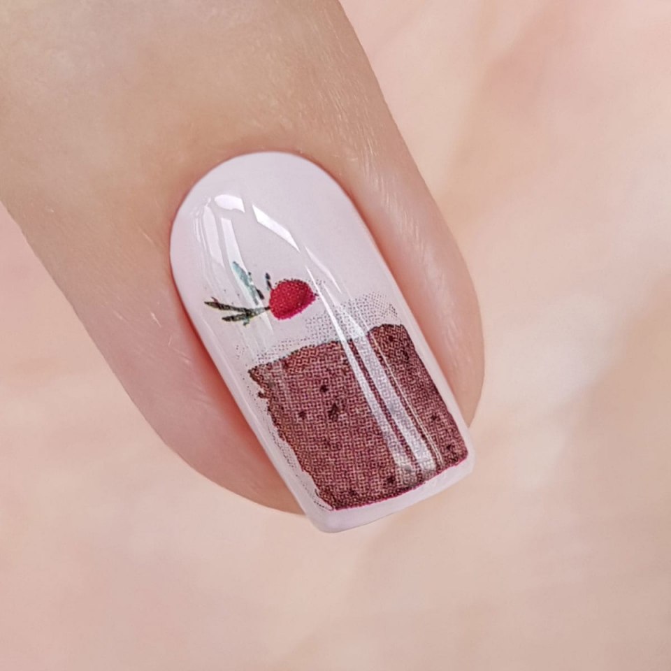 Ногти с пироженкой