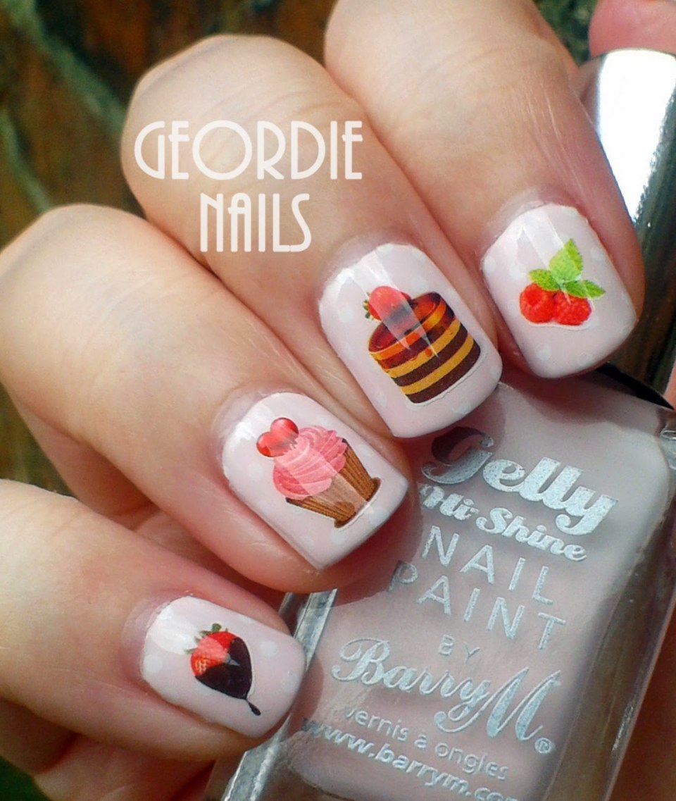 Маникюр с тортиком