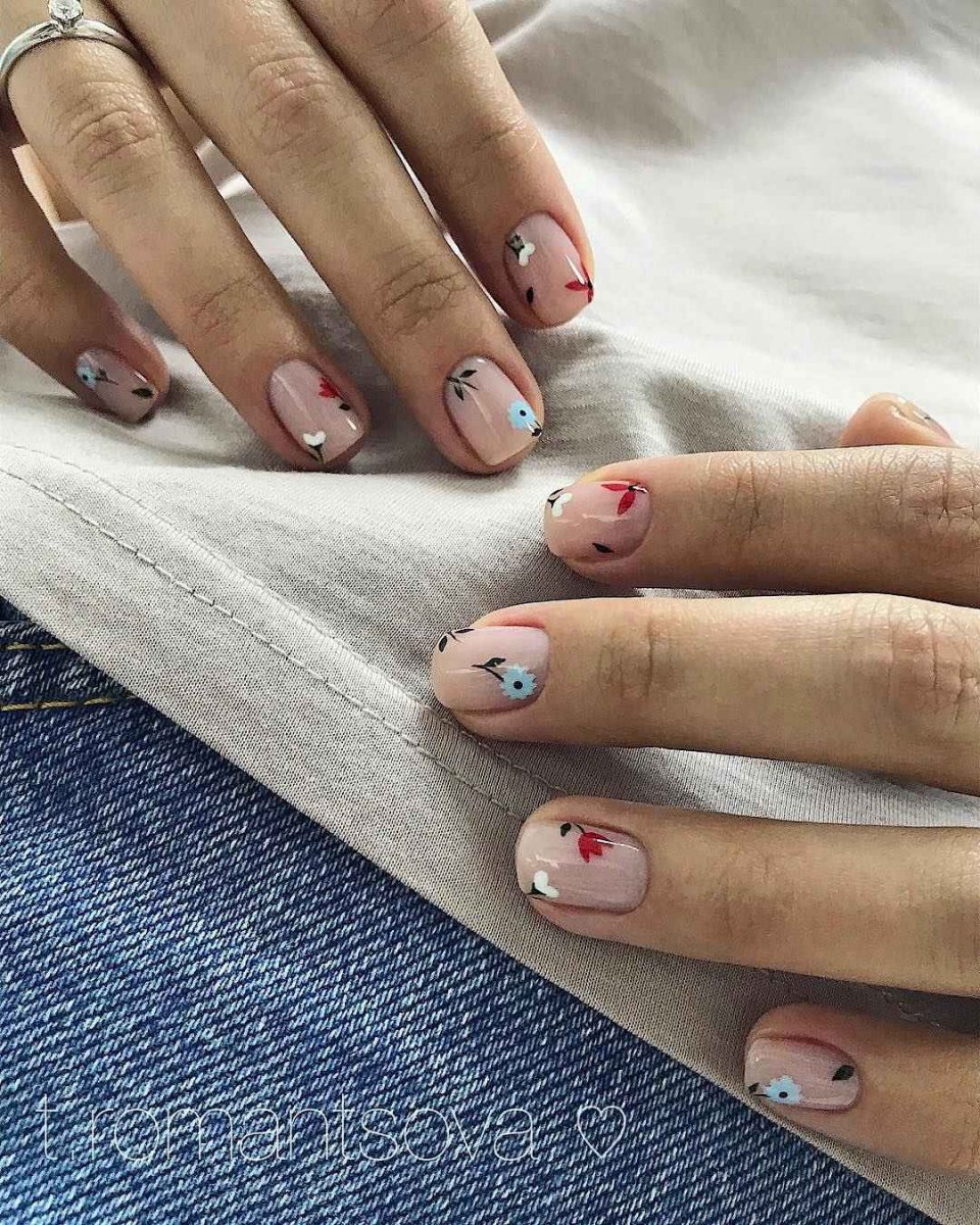 Маникюр с веточкой лаванды