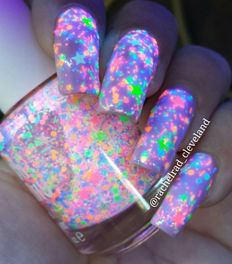 Неоновый маникюр с блестками