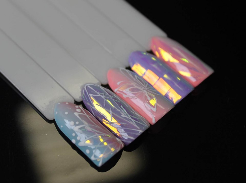 Новогодний маникюр 2021 светоотражающие