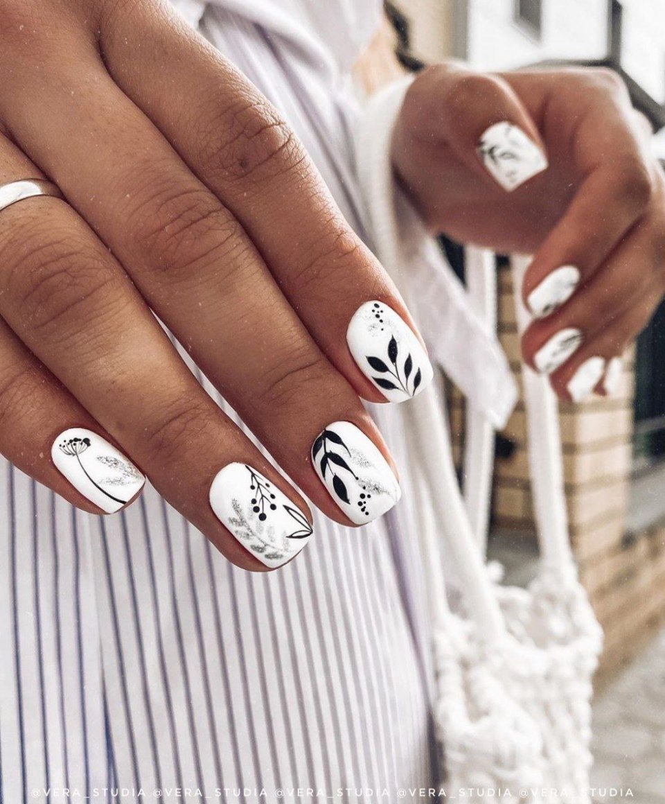Белый маникюр с дизайном