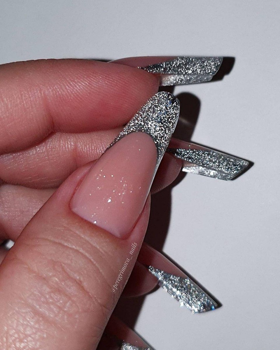 Маникюр со светоотражающим лаком