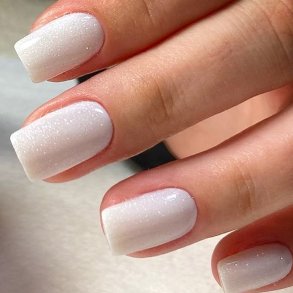 Молочный маникюр с блемтящками