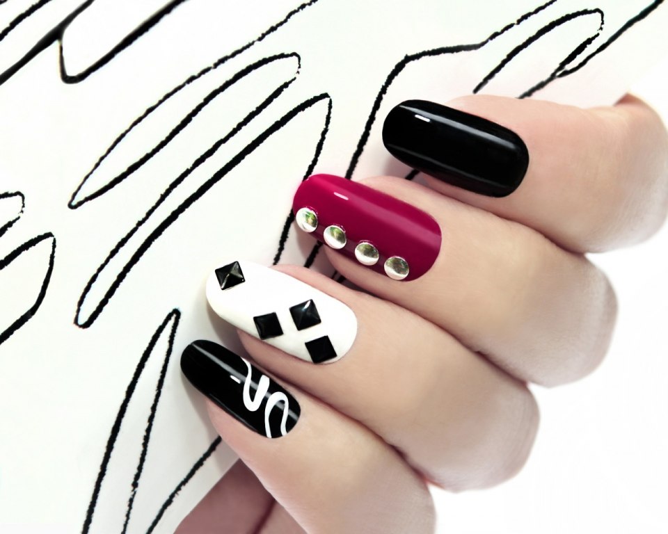 Маникюр со светоотражающим лаком