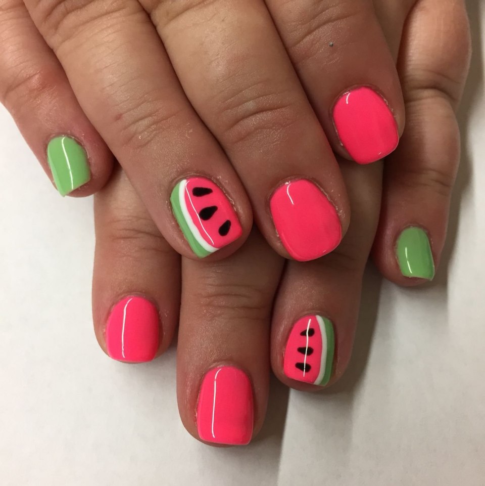 Маникюр на короткие ногти арбузики