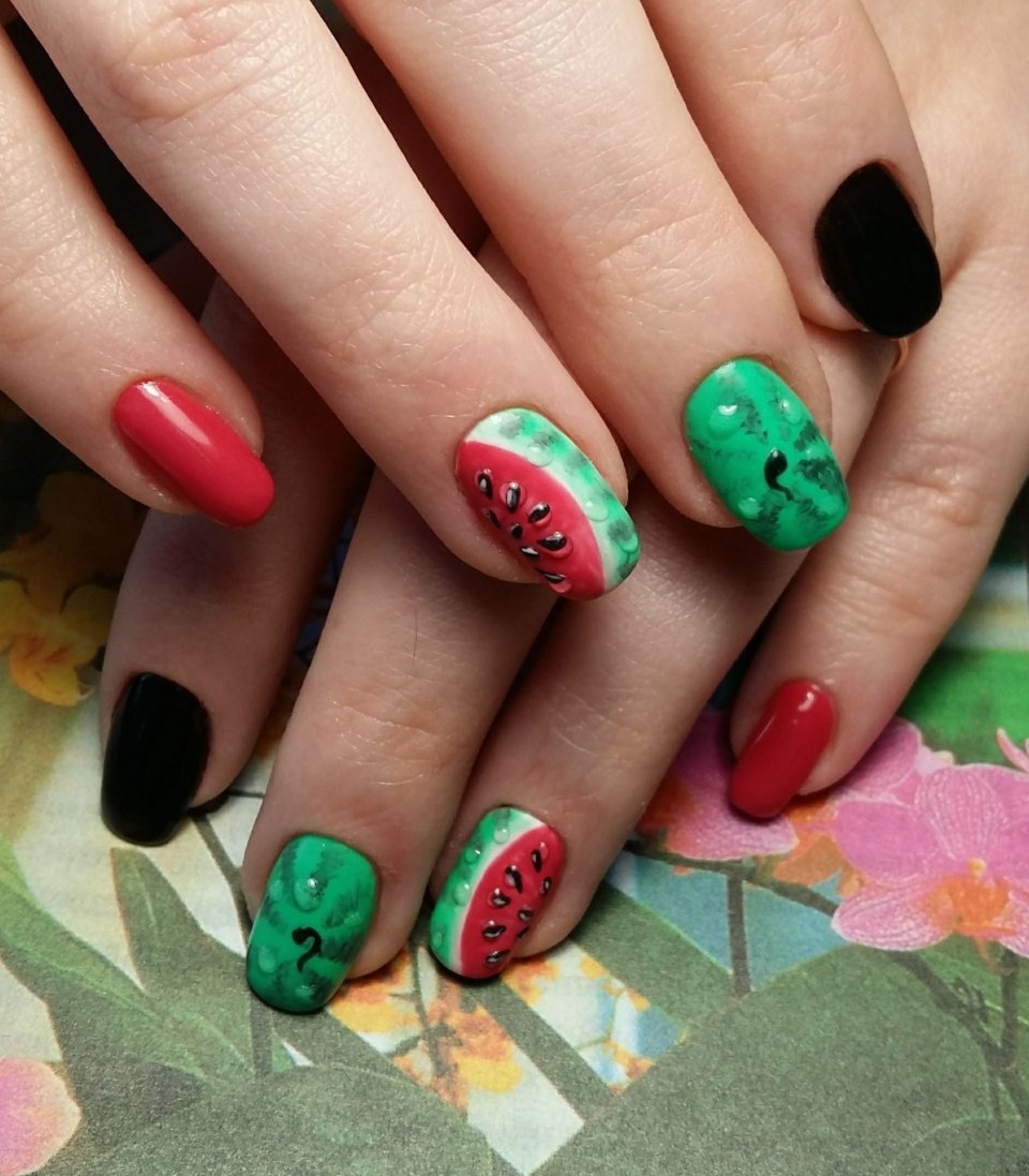 Летний маникюр на короткие ногти Арбуз