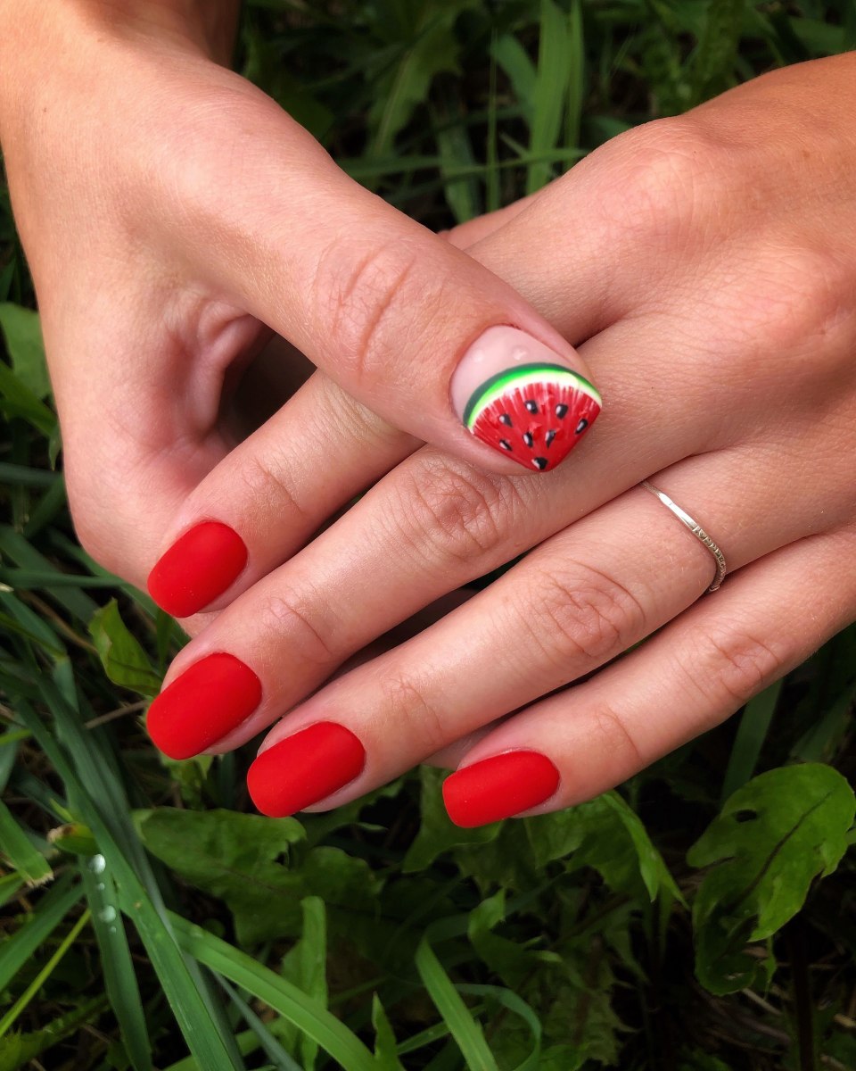 Салатовые ногти