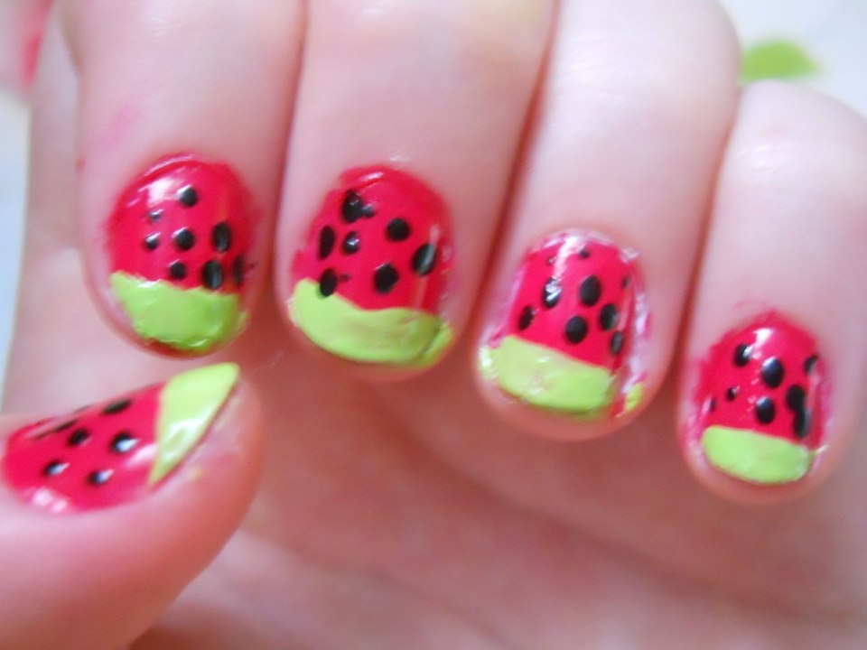 Маникюр салатовый с розовым