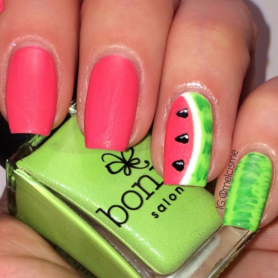 Красный маникюр с арбузом
