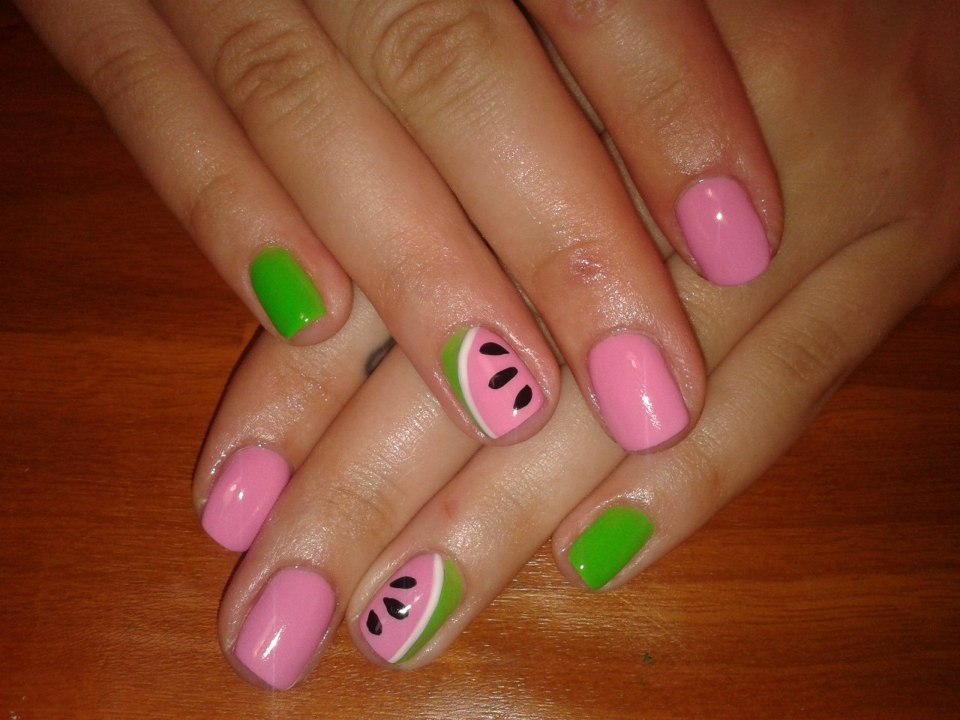 Маникюр с дольками фруктов